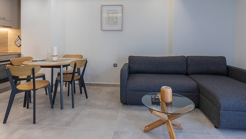 Дізнайтеся більше про співпрацю JYSK B2B із компанією Gelasakis Облаштована вітальня та їдальня з меблями та декором від JYSK