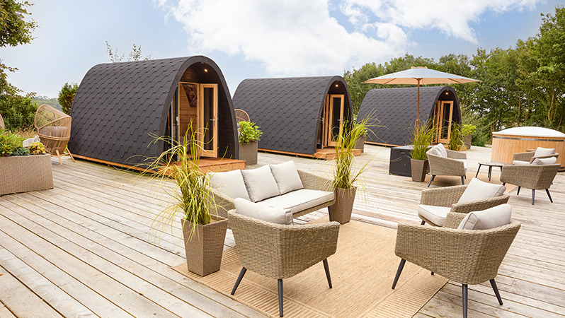 Дізнайтеся більше про співпрацю JYSK B2B з Bramslev Bakker Розкішні поди та відкрита тераса, оформлені меблями від JYSK