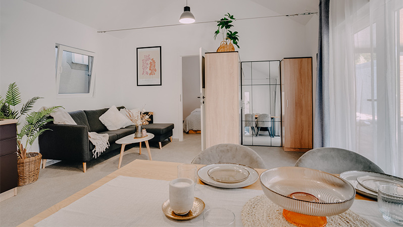 Дізнайтеся більше про роботу JYSK B2B з компанією Hosekra Повністю мебльований мобільний будинок, облаштований від підлоги до стелі меблями та декором від JYSK