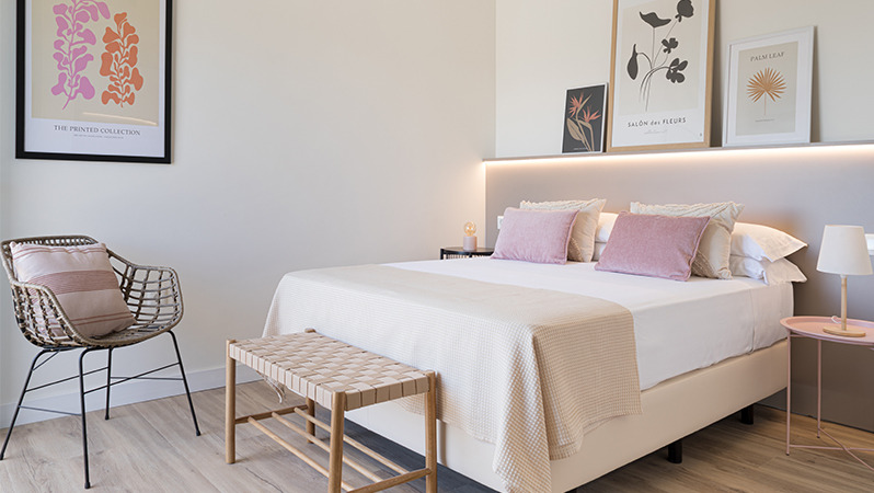 Дізнайтеся більше про співпрацю JYSK B2B з LAN SUITES Яскравий готельний номер із насиченими кольорами, оформлений та мебльований товарами JYSK