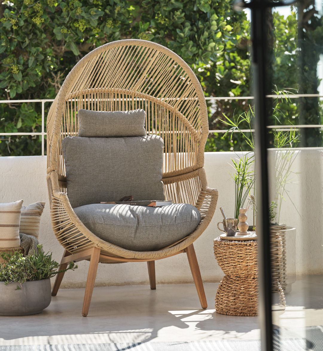  Лаунж крісло HALVREBENE - це стильний та елегантний вибір для вашого саду, яке додасть привабливості та комфорту вашому затишному куточку на відкритому повітрі.