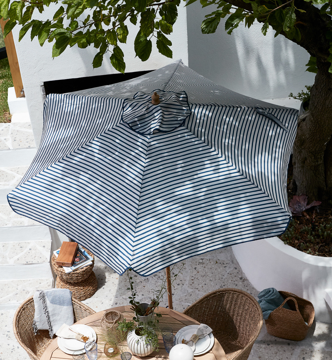  Елегантна парасолька у смужку білого та синього кольору, відома як Парасоля SMYGEHUK, створює свіжий та стильний акцент у вашому саду чи на терасі, захищаючи від сонця та надаючи привабливий вигляд вашому зовнішньому простору.