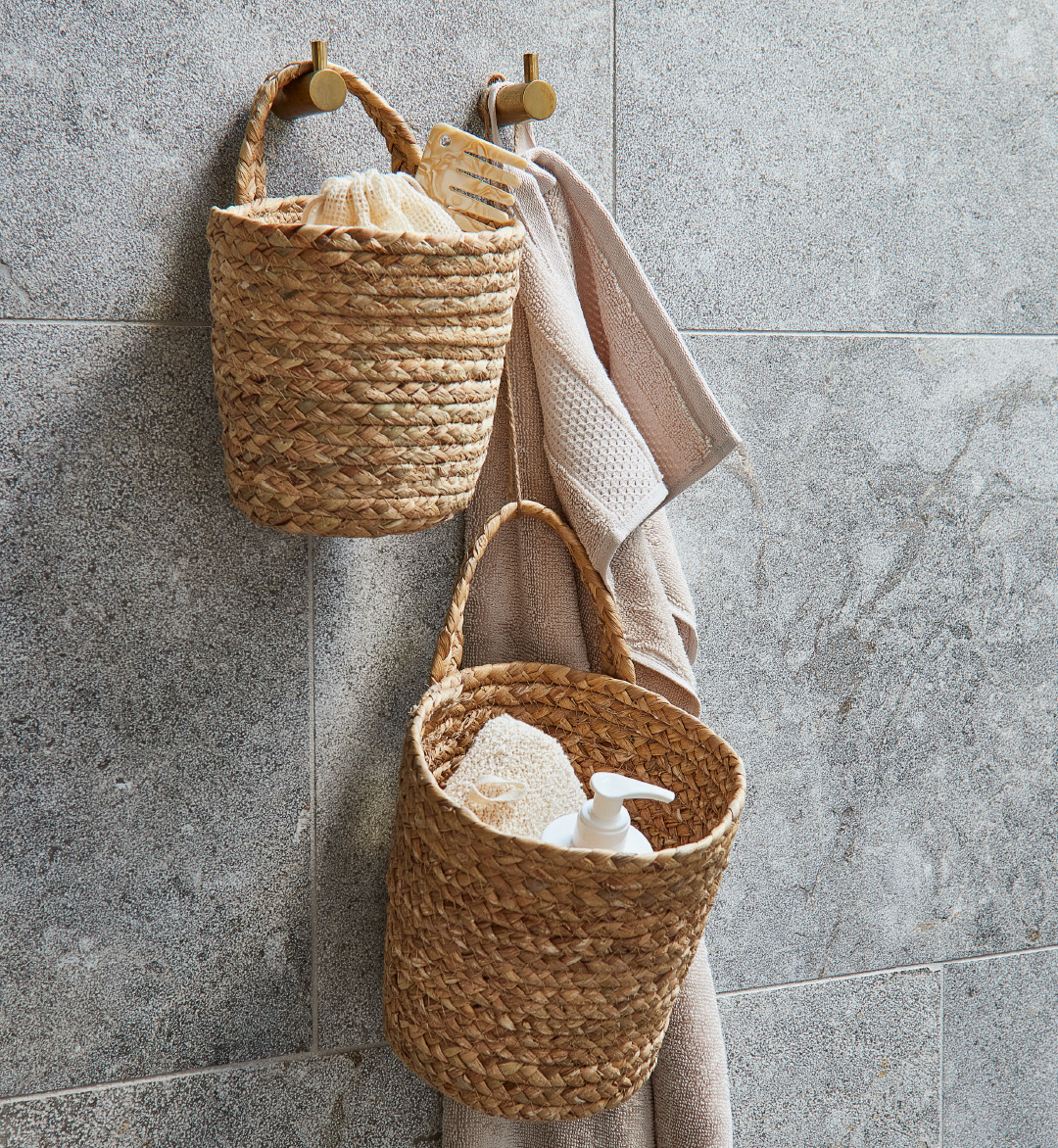 Два кошики INGVER з гігієнічними засобами створюють організований та стильний простір у вашій ванній кімнаті, допомагаючи зберігати необхідні речі належним чином і завжди під рукою.